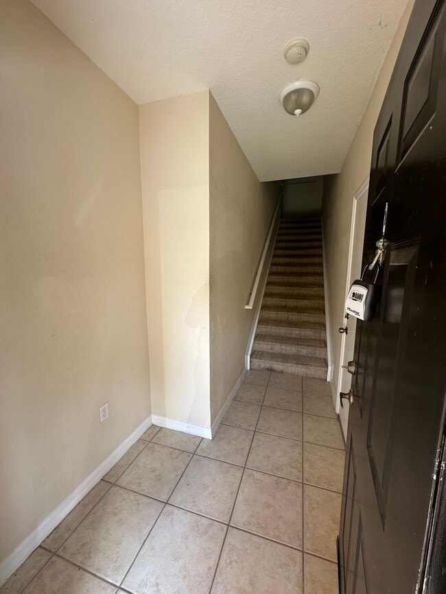 Building Photo - 4/2/2 Beautiful Condo