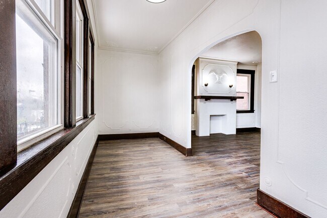 Building Photo - 609 E Warrington Ave