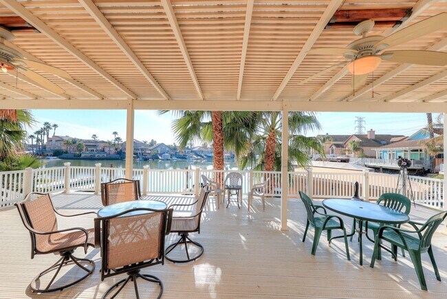Building Photo - OPEN FLOOR PLAN WITH SIDEYARD PARKING AND ...