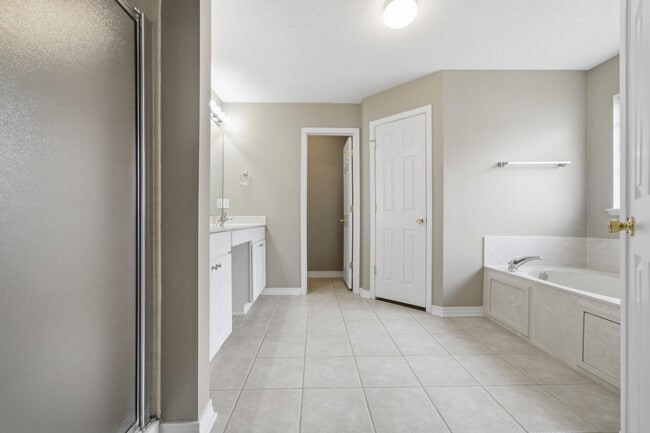 Building Photo - 2490 Pepper Dr