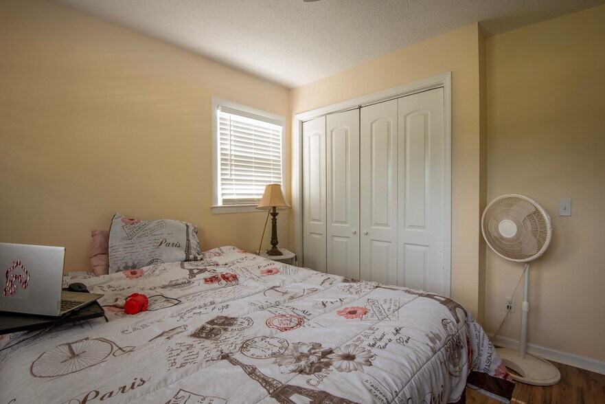 Building Photo - 105 Peach Dr