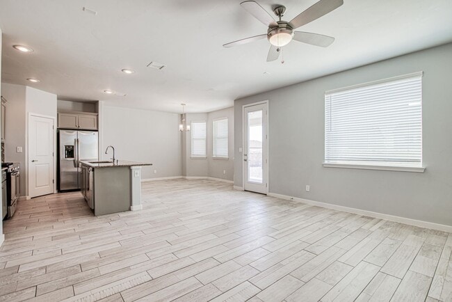 Building Photo - Beautiful 4 bed/2.5 baths in the desirable...