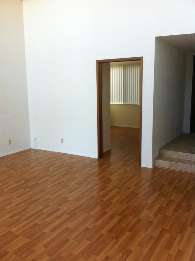 Building Photo - 1007 S Catalina Ave