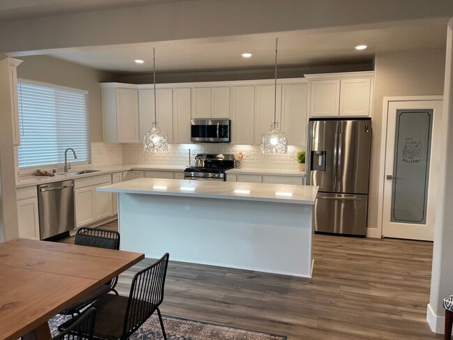 Building Photo - Gorgeous 4 bedroom home in Quaint Town of  Winters CA