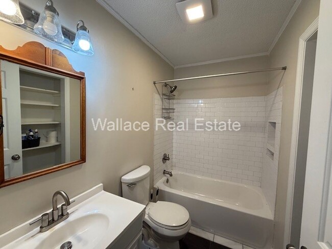 Building Photo - UPDATED, SEMI-FURNISHED 3 BEDROOM HOME IN ...