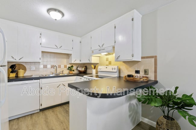 Building Photo - 434 W 10th St