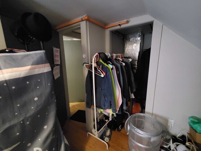 Building Photo - Nicely gut renovated 5 bed townhouse with all the extras!