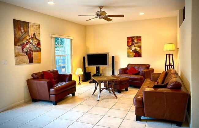 Building Photo - 619 NE 7th Ave