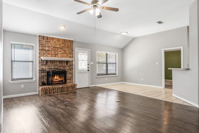 Building Photo - 605 Paintbrush Dr