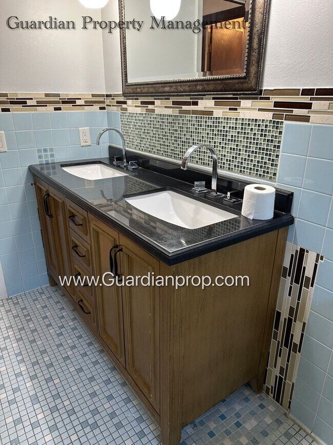Building Photo - Burnsville Single Family Home, 2 Car Garage, Large Sun Room, Fireplace, Deck