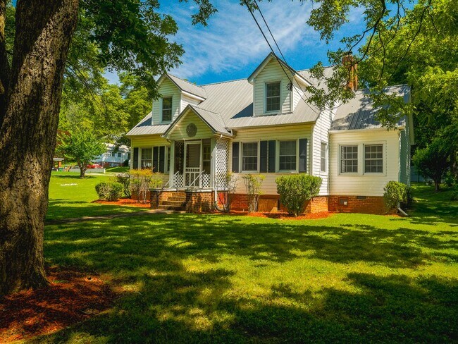 Building Photo - "Charming 3-Bedroom Home with Hardwood Floors & 2 Full Baths in Bessemer City – 1758 Sq Ft of Com...
