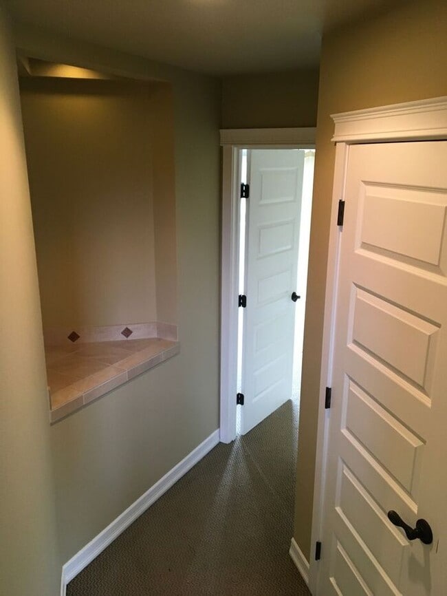 Building Photo - Town Home Tacoma 2bdr 2.5 bath w/ roof top deck & VIEW!!