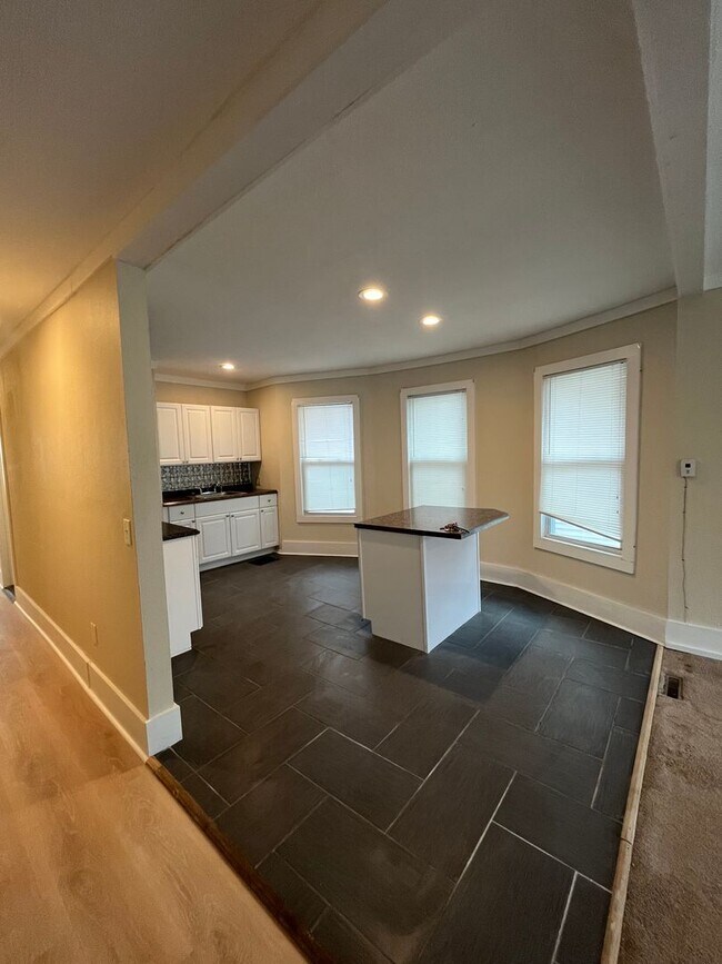 Building Photo - 12 Madison St