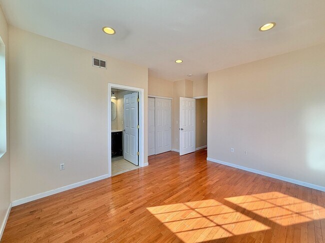 Building Photo - 247 Winfield Ave