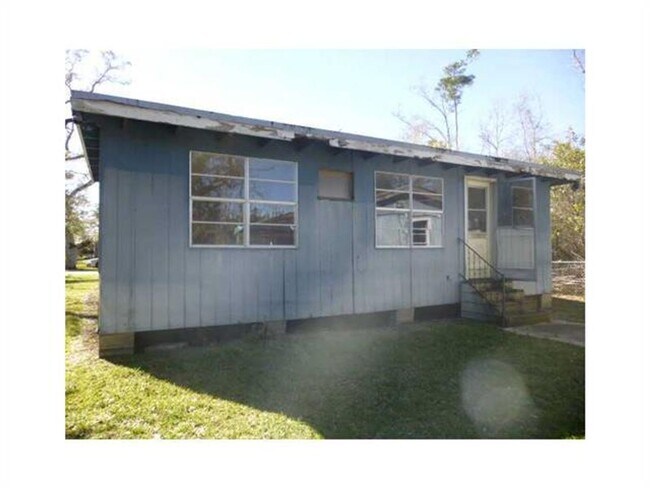 Building Photo - Adoreable 3 BR 1.5 Bath home!