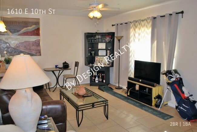Building Photo - Updated 2 Bedroom 1 Bath - Quick Walk/Bike...