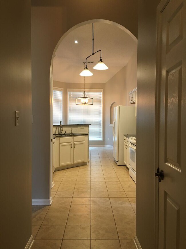 Building Photo - Ewing Place in Arlington! Pets are allowed, fees apply! Fenced in back yard!