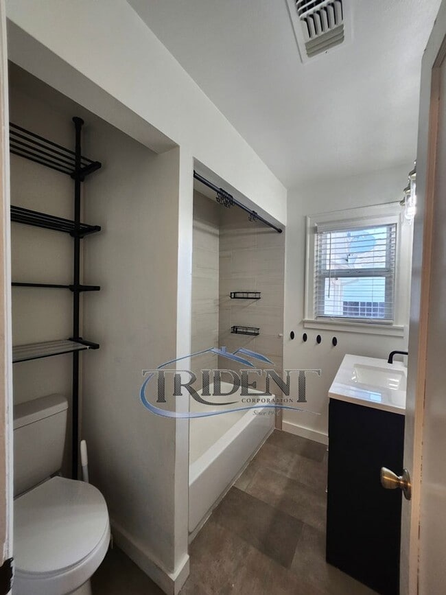 Building Photo - 1117 Divver St
