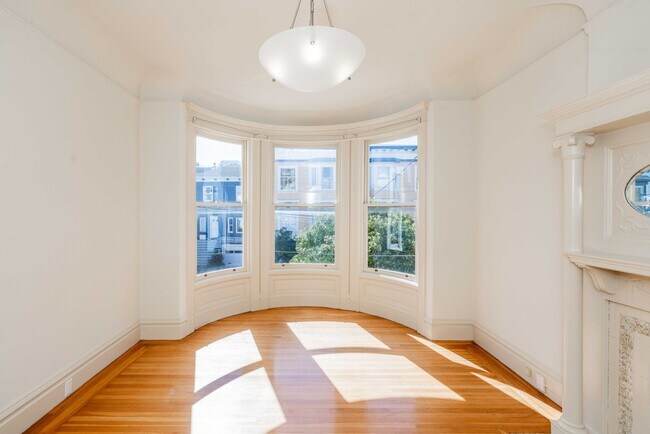 Building Photo - LARGE Full Floor 4BR/2BA. In-Unit Laundry, New Stainless Appliances!