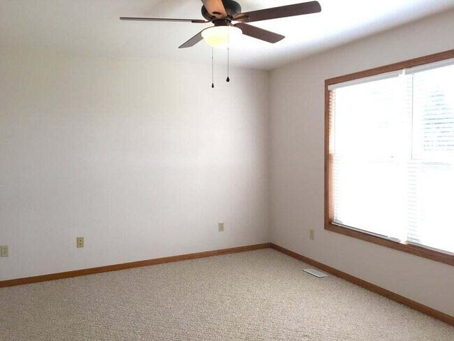 Building Photo - 105 Prairie Dr
