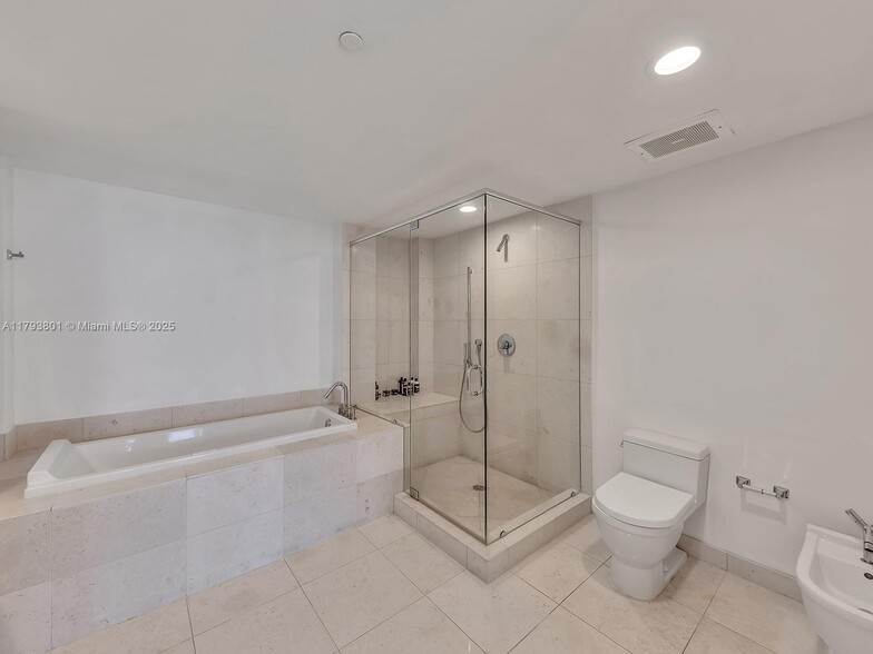 Building Photo - 475 Brickell Ave