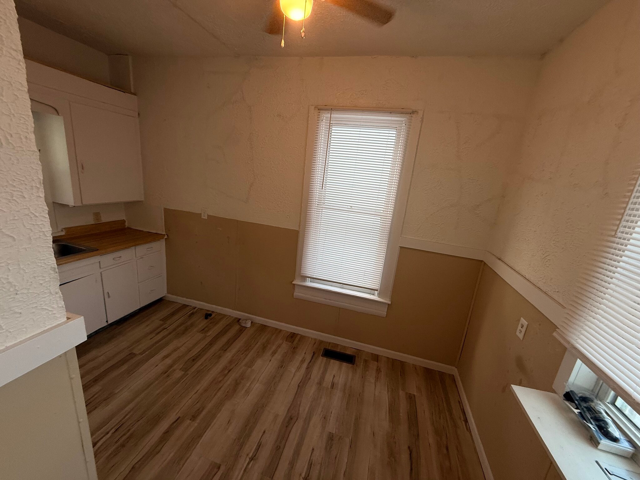 Building Photo - 1402 E Fox St