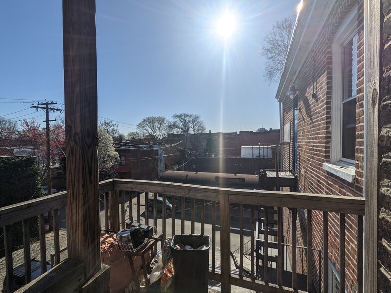 Building Photo - 404 W Broad St