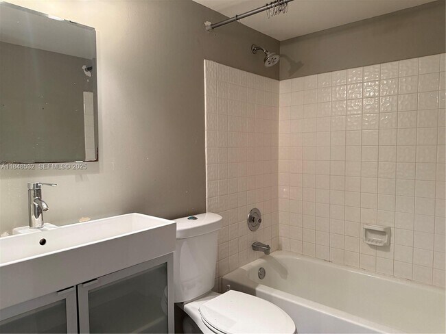 Building Photo - 1226 N Hiatus Rd