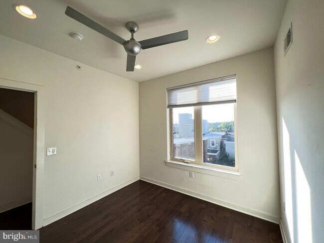 Building Photo - 2660 Collins St