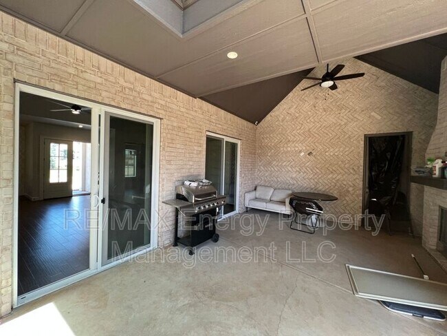 Building Photo - 440 St Claire Dr