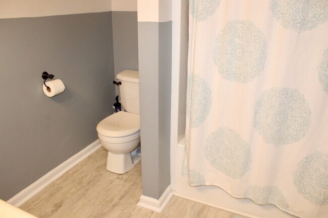 Building Photo - Spacious 3BR Home in Sterling Heights with Sunroom, Office & Fenced Yard