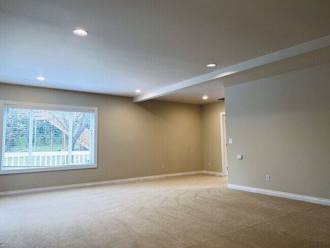 Building Photo - 5 Bedroom Craftsman - Home Great Schools -...