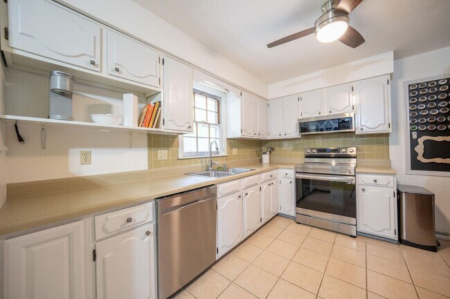 Building Photo - Charming Home in Valley View Gardens