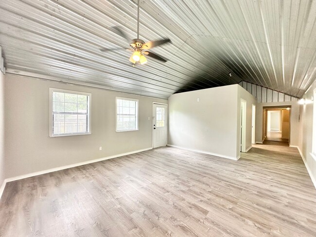 Building Photo - Available Now! Charming & Updated 3-Bedroo...