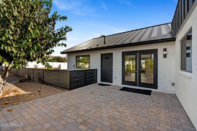 Building Photo - 3842 E San Miguel Ave