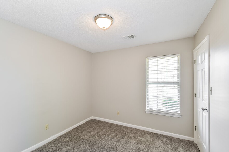 Building Photo - 7082 Hampton Dr