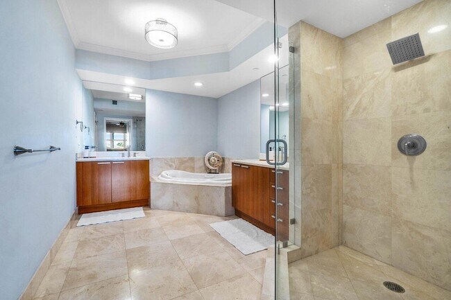 Building Photo - 2650 Lake Shore Dr