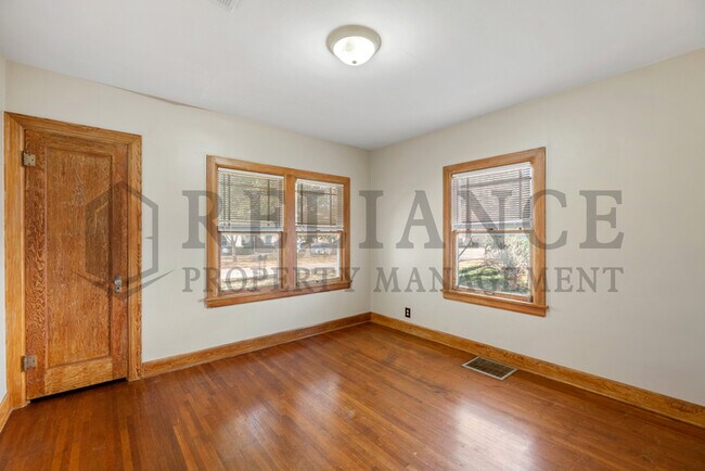 Building Photo - 2010 S Terrace Dr