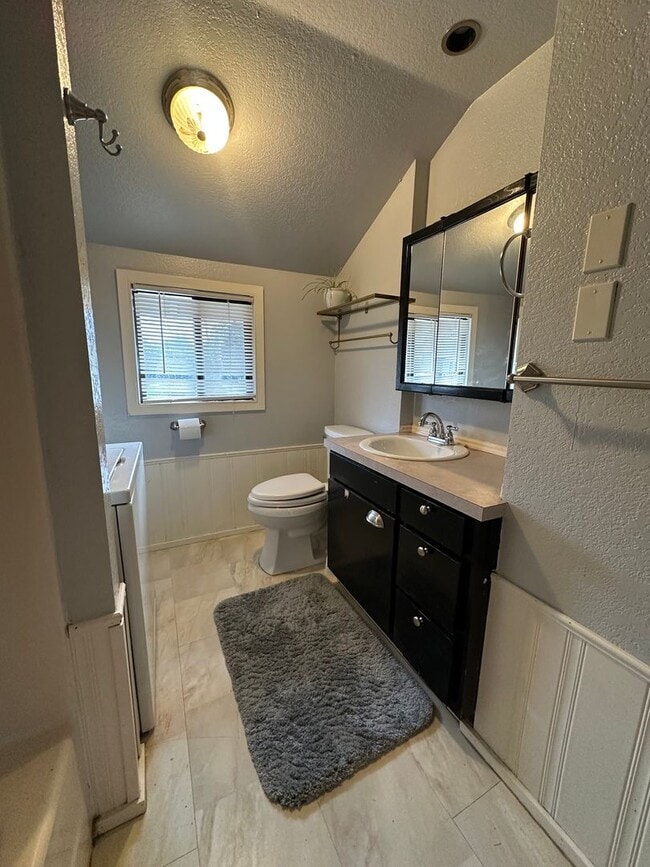 Building Photo - Cozy 2 bedroom 1 bathroom home in Everett!