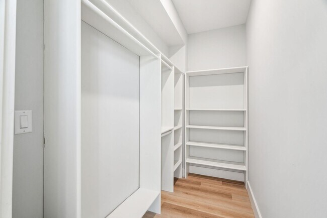 Building Photo - Stunning Studio Apartment in University City