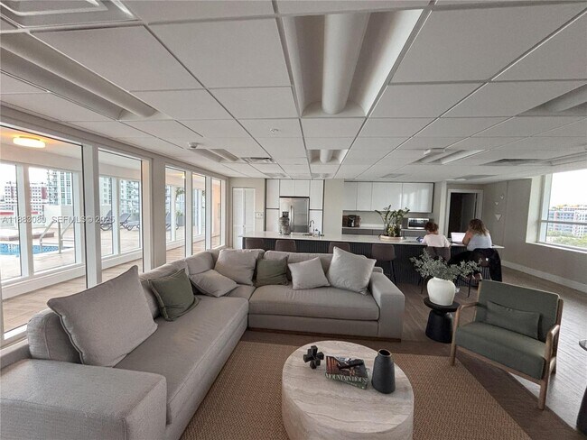 Building Photo - 321 NE 26th St