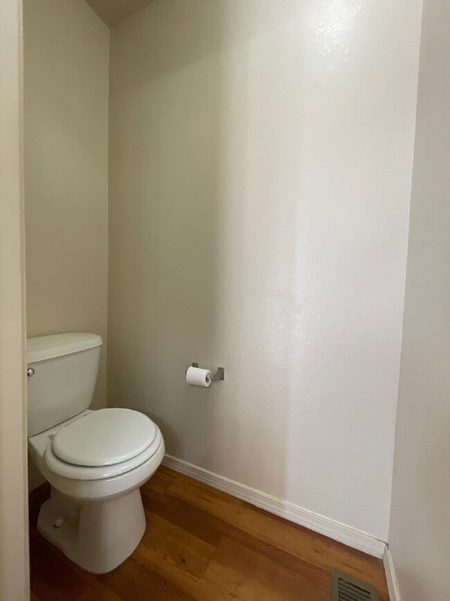 Building Photo - Two story 3 bedroom!