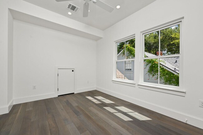 Building Photo - 1113 W 22 1/2 St