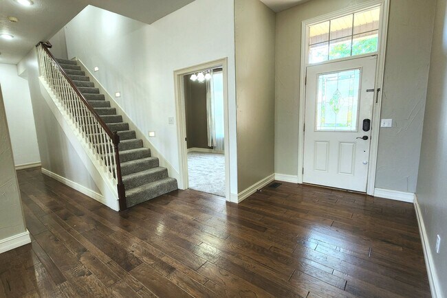 Building Photo - -NIXA- 5 bed 3 bath Home | TWO Large Maste...