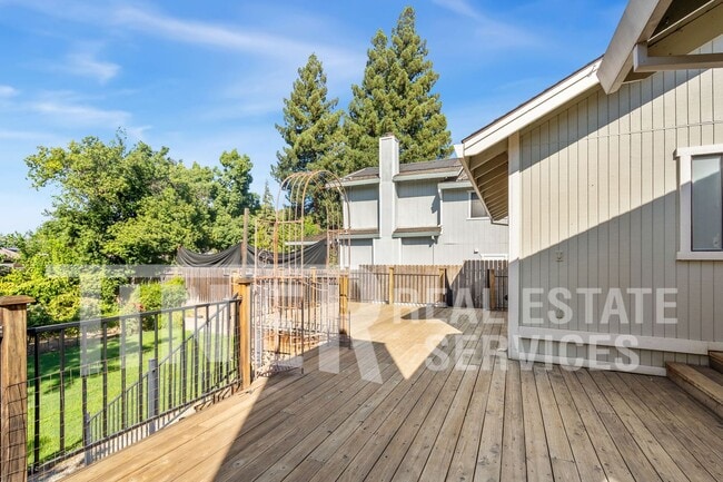 Building Photo - 8627 Blythe Ave