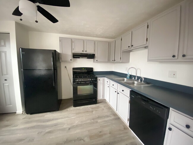 Kitchen - 5053 Hamilton Dr