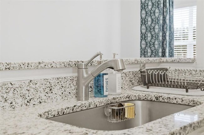 Building Photo - 1408 E Ridgewood St