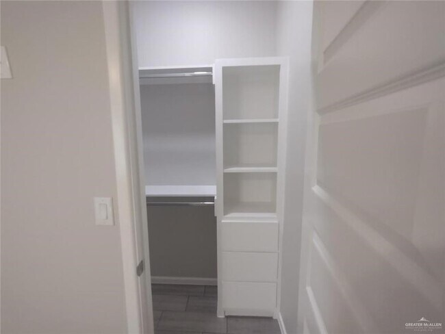 Building Photo - 1409 Shavano Dr
