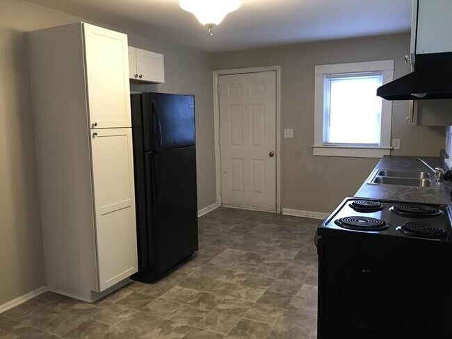 Building Photo - Huntersville: 3 bedroom 1 bath home