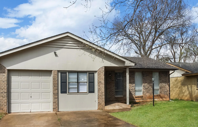 Building Photo - 429 E Hillcrest Ln